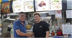 阿叔1.7万元治丧费遗留咖啡店 好心摊主归还